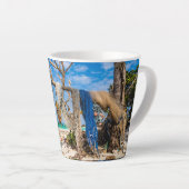 魚釣り網がビーチ上で乾燥 カフェラテマグ (右アングル)