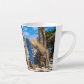 魚釣り網がビーチ上で乾燥 カフェラテマグ (右)