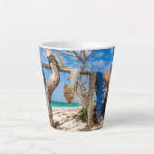 魚釣り網がビーチ上で乾燥 カフェラテマグ (正面)