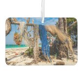 魚釣り網がビーチ上で乾燥 カーエアーフレッシュナー (裏面)