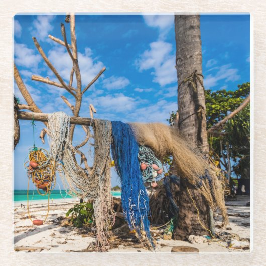 魚釣り網がビーチ上で乾燥 ガラスコースター (正面)