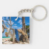 魚釣り網がビーチ上で乾燥 キーホルダー (裏面)