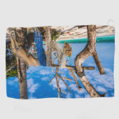 魚釣り網がビーチ上で乾燥 ゴルフタオル (横)