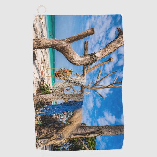 魚釣り網がビーチ上で乾燥 ゴルフタオル (正面)