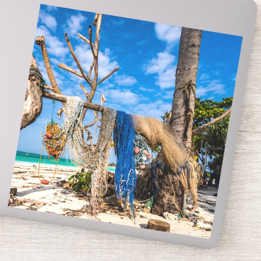 魚釣り網がビーチ上で乾燥 シール (詳細)