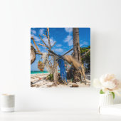 魚釣り網がビーチ上で乾燥 スクエア壁時計 (ホーム)