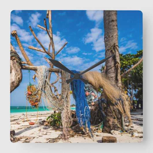 魚釣り網がビーチ上で乾燥 スクエア壁時計