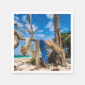 魚釣り網がビーチ上で乾燥 スタンダードカクテルナプキン (正面)