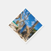 魚釣り網がビーチ上で乾燥 スタンダードカクテルナプキン (角)