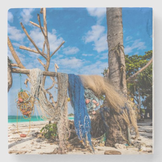 魚釣り網がビーチ上で乾燥 ストーンコースター (正面)