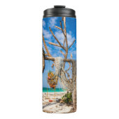 魚釣り網がビーチ上で乾燥 タンブラー (正面)