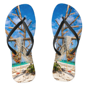 魚釣り網がビーチ上で乾燥 ビーチサンダル