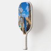 魚釣り網がビーチ上で乾燥 ピックルボールラケット (左)