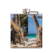 魚釣り網がビーチ上で乾燥 フラスク (裏面)