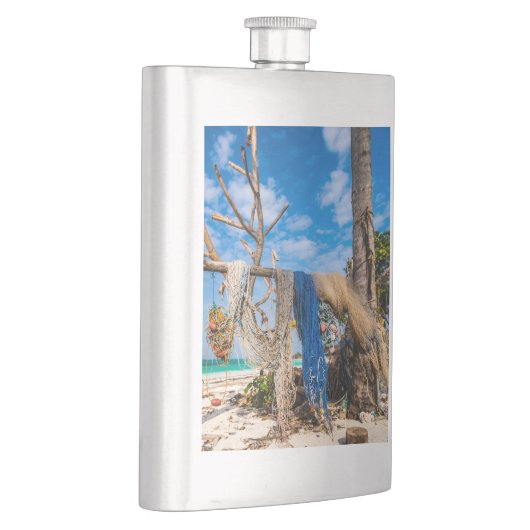 魚釣り網がビーチ上で乾燥 フラスク (右)