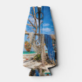 魚釣り網がビーチ上で乾燥 ボトルクーラー (裏面)