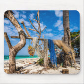 魚釣り網がビーチ上で乾燥 マウスパッド (正面)