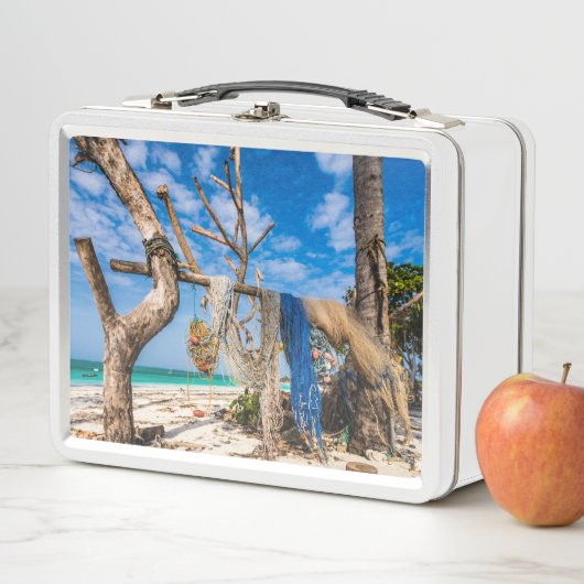 魚釣り網がビーチ上で乾燥 メタルランチボックス (インサイチュ)