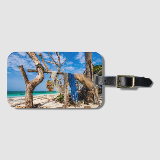 魚釣り網がビーチ上で乾燥 ラゲッジタグ (正面横)