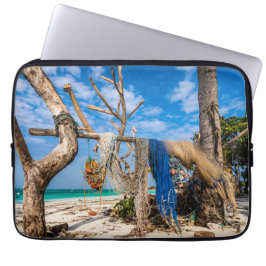 魚釣り網がビーチ上で乾燥 ラップトップスリーブ