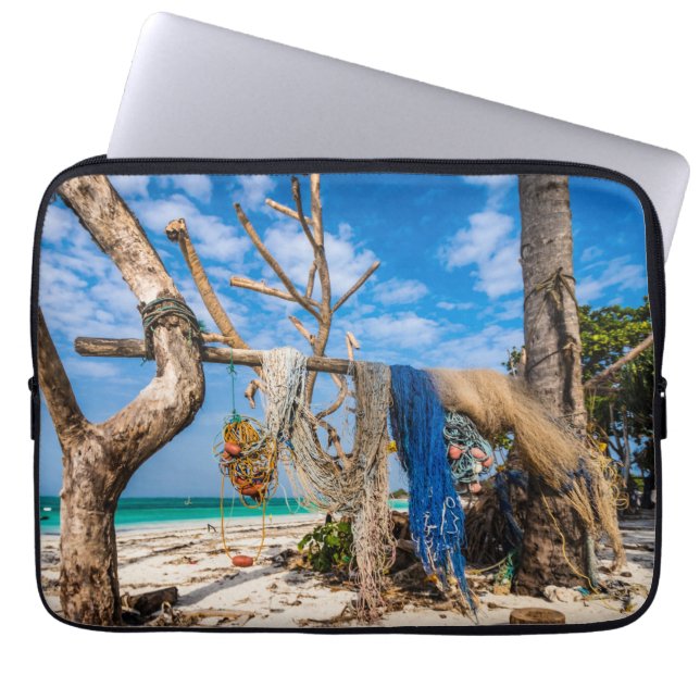 魚釣り網がビーチ上で乾燥 ラップトップスリーブ (正面)
