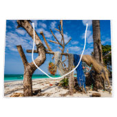 魚釣り網がビーチ上で乾燥 ラージペーパーバッグ (正面)