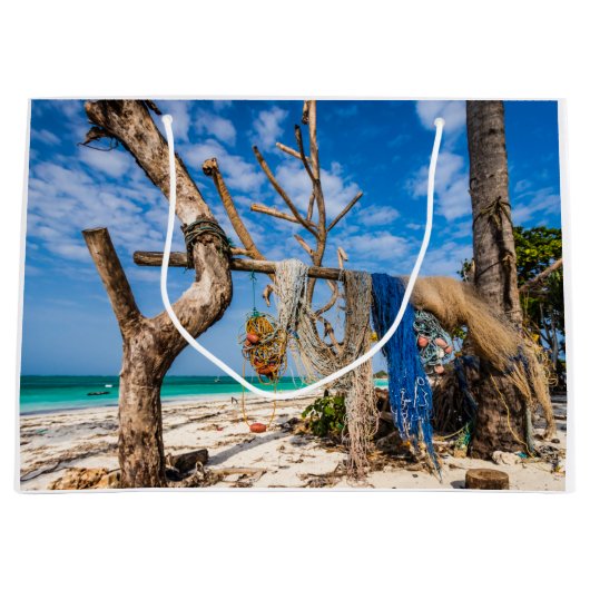 魚釣り網がビーチ上で乾燥 ラージペーパーバッグ (正面)