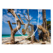 魚釣り網がビーチ上で乾燥 ラージペーパーバッグ (裏面)