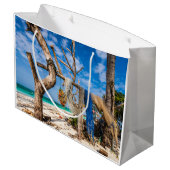 魚釣り網がビーチ上で乾燥 ラージペーパーバッグ (裏面アングル)