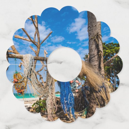 魚釣り網がビーチ上で乾燥 ワイングラスタグ (裏面)