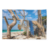 魚釣り網がビーチ上で乾燥 枕カバー (裏面)