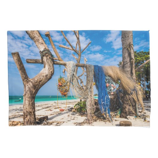 魚釣り網がビーチ上で乾燥 枕カバー (正面)