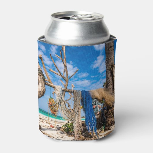 魚釣り網がビーチ上で乾燥 缶クーラー (缶正面)
