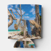 魚釣り網がビーチ上で乾燥 缶クーラー (裏面)