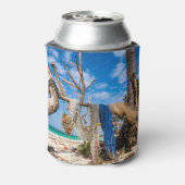 魚釣り網がビーチ上で乾燥 缶クーラー (缶裏面)