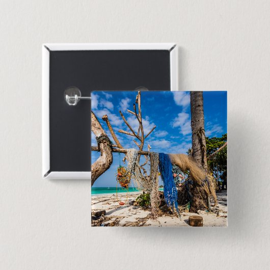 魚釣り網がビーチ上で乾燥 缶バッジ (正面&裏面)