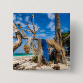 魚釣り網がビーチ上で乾燥 缶バッジ (正面)