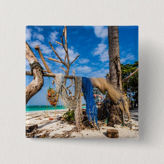 魚釣り網がビーチ上で乾燥 缶バッジ (正面)