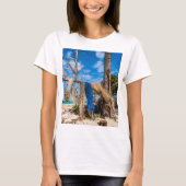 魚釣り網がビーチ上で乾燥 Tシャツ (正面)