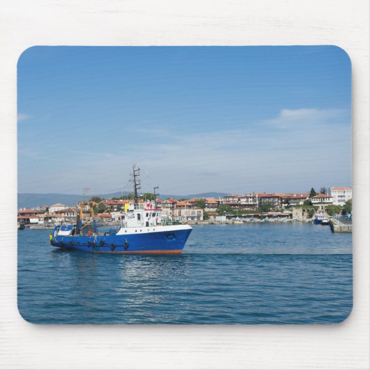 魚釣り船が海に向かう マウスパッド (正面)
