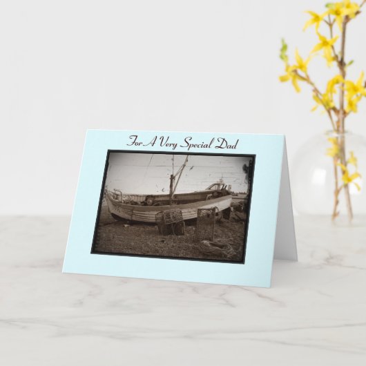 魚釣り船でロブスターポットを海辺でビーチに乗せる カード (黄色い花)