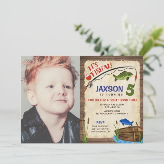 魚釣り5歳の誕生日の男の子ラスティックアウトドア写真 招待状 (スタンド正面)