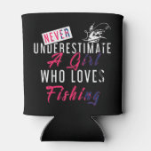 魚釣り・フィッシュを愛する少女を決して過小評価しない 缶クーラー (裏面)