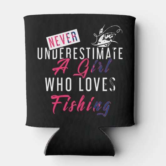 魚釣り・フィッシュを愛する少女を決して過小評価しない 缶クーラー (裏面)