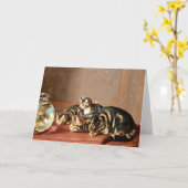 魚鉢で魚を見ている猫 カード (黄色い花)