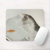魚鉢に入った魚を見る猫 マウスパッド (マウス)