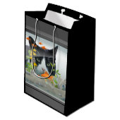 魚飼育用の水槽で凝視している猫 ミディアムペーパーバッグ (裏面アングル)