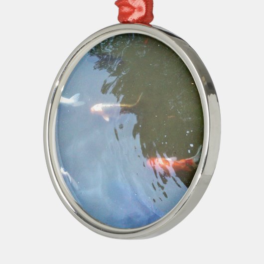 魚、池のコイのカープ メタルオーナメント (左)