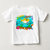 魚Doo Doo Dooとの海のベビーの鮫の水泳 ベビーTシャツ (正面)