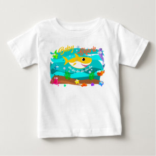 魚Doo Doo Dooとの海のベビーの鮫の水泳 ベビーTシャツ